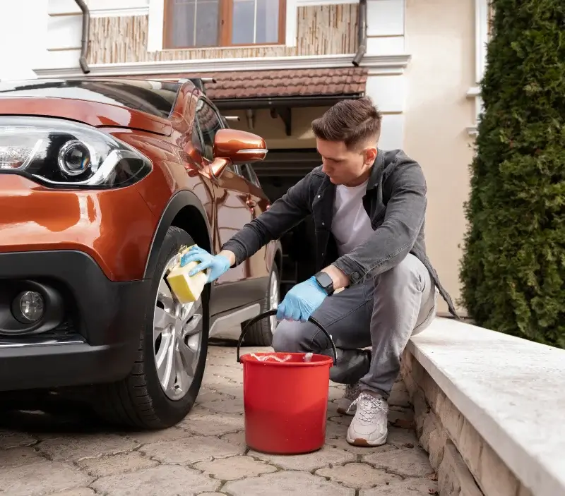 Lavage auto à domicile Inzinzac-Lochrist : professionnel intervenant sur un véhicule